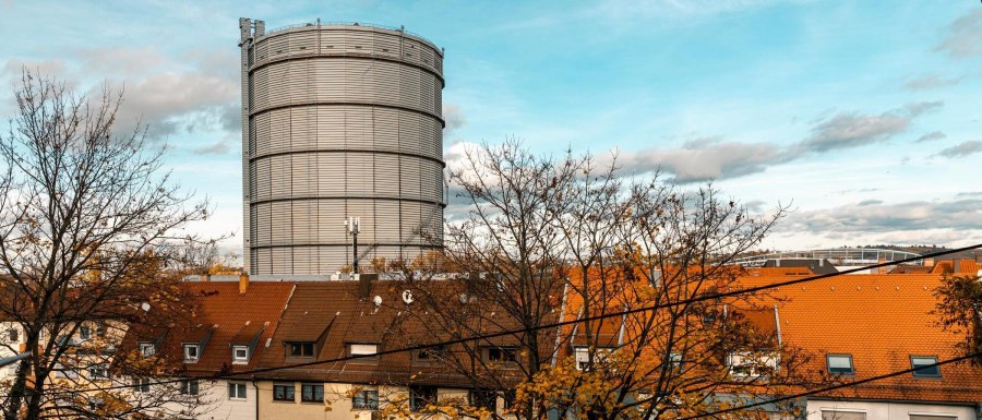 Gaskessel hinter Straßenzug, © SMG, Sarah Schmid