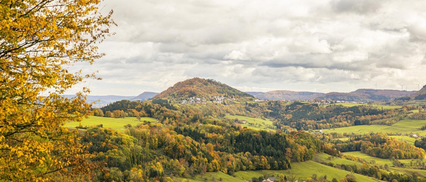 An autumnal landscape with a view of the Hohenstaufen near Göppingen. Colorful trees and a cloudy sky set the scene., © SMG Stuttgart Marketing GmbH - Sarah Schmid An autumnal landscape with a view of the Hohenstaufen near Göppingen. Colorful trees and a cloudy sky set the scene., © SMG Stuttgart Marketing GmbH - Sarah Schmid