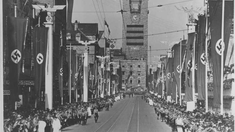 Beflaggung der Königstrasse anlässlich des Besuches von Adolf Hitler in Stuttgart am 1. April 1938, © Stadtarchiv Stuttgart, F1800-13 Beflaggung der Königstrasse anlässlich des Besuches von Adolf Hitler in Stuttgart am 1. April 1938, © Stadtarchiv Stuttgart, F1800-13