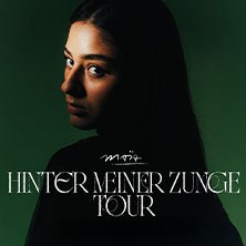 Portr&auml;t einer Frau vor gr&uuml;nem Hintergrund mit dem Text 'ma&iuml;a - Hinter Meiner Zunge Tour'., &copy; links im Bild