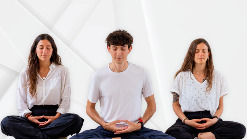 Drei Personen sitzen im Schneidersitz und meditieren mit geschlossenen Augen vor einem minimalistischen, wei&szlig;en Hintergrund., &copy; Kadampa Internet NKT