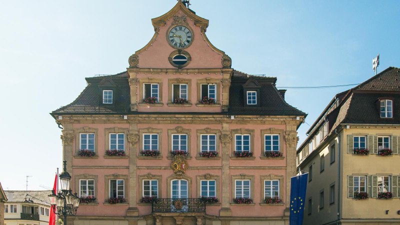 The historic town hall of Schwäbisch Gmünd on the market square, with a clock in the gable and windows decorated with flowers, in sunny weather., © Stuttgart-Marketing GmbH, Sarah Schmid The historic town hall of Schwäbisch Gmünd on the market square, with a clock in the gable and windows decorated with flowers, in sunny weather., © Stuttgart-Marketing GmbH, Sarah Schmid