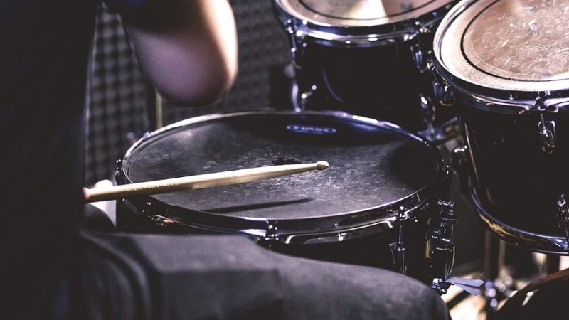 Ein Schlagzeuger spielt auf einer Snare Drum, umgeben von weiteren Trommeln. Die Szene zeigt Dynamik und Konzentration., © Pixabay Ein Schlagzeuger spielt auf einer Snare Drum, umgeben von weiteren Trommeln. Die Szene zeigt Dynamik und Konzentration., © Pixabay