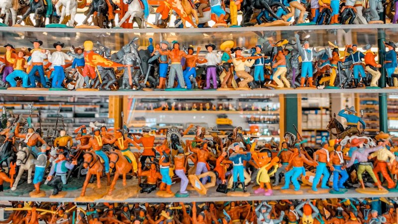 Regale voller bunter Spielfiguren in verschiedenen Posen und Outfits, die Szenen darstellen., &copy; Such & Find, Stuttgart