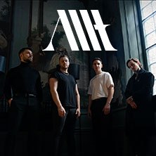 Vier M&auml;nner stehen in einem stilvollen Raum mit einem gro&szlig;en Fenster. &Uuml;ber ihnen ist ein Logo mit der Aufschrift 'Allt'., &copy; links im Bild