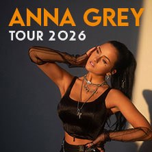 Frau in schwarzem Outfit posiert vor grauem Hintergrund. Text: 'Anna Grey Tour 2026'., © links im Bild Frau in schwarzem Outfit posiert vor grauem Hintergrund. Text: 'Anna Grey Tour 2026'., © links im Bild