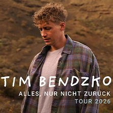 Ein Mann in einem karierten Hemd steht nachdenklich in einer nat&uuml;rlichen Umgebung. Text: Tim Bendzko - Alles, nur nicht zur&uuml;ck - Tour 2026., &copy; links im Bild