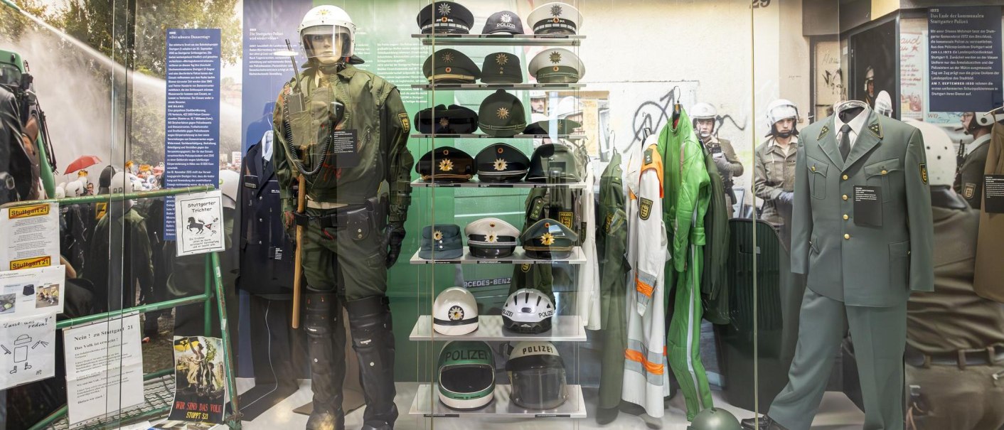 Ausstellung im Polizeimuseum Stuttgart mit verschiedenen Polizeiuniformen, Helmen und Ausr&uuml;stungsgegenst&auml;nden in einer Vitrine., &copy; Stuttgart-Marketing GmbH, Sarah Schmid
