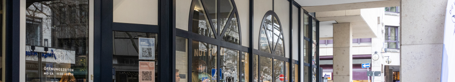 Eingang der veganen Fleischerei in Stuttgart. Die Fenster sind gro&szlig; und es gibt einen PETA Vegan Award Aufkleber. Passanten sind im Hintergrund zu sehen., &copy; Stuttgart-Marketing GmbH, Sarah Schmid