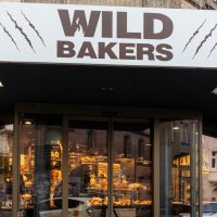 Entrance to the Wildbakers store with large display windows to the left and right of the entrance., &copy; Stuttgart-Marketing GmbH, Sarah Schmid