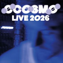 Blaues, verschwommenes Bild mit dem Text 'CCOSMO - Live 2026' in wei&szlig;er Schrift., &copy; links im Bild