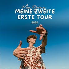Person in patterned shirt posing in front of blue sky. Text: 'Max Grimm - My Second First Tour 2026'., © links im Bild Person in patterned shirt posing in front of blue sky. Text: 'Max Grimm - My Second First Tour 2026'., © links im Bild