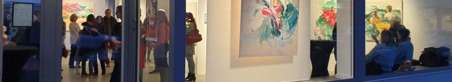 Eine Galerie mit großen Fenstern zeigt bunte Gemälde. Menschen stehen und betrachten die Kunstwerke im Inneren., © EXOgallery Contemporary and New Media Art
