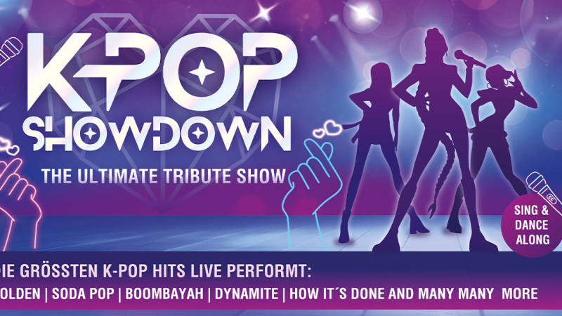 Plakat f&uuml;r die K-POP Showdown Tribute Show mit T&auml;nzersilhouetten und beliebten K-Pop-Songs wie 'Golden' und 'Dynamite'., &copy; links im Bild