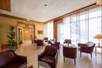 Elegante Lounge mit Ledersesseln, Glastischen und großen Fenstern, die viel Licht hereinlassen. Eine Pflanze und eine Lampe ergänzen das Ambiente., © PLAZA INN Rieker Stuttgart Hauptbahnhof Elegante Lounge mit Ledersesseln, Glastischen und großen Fenstern, die viel Licht hereinlassen. Eine Pflanze und eine Lampe ergänzen das Ambiente., © PLAZA INN Rieker Stuttgart Hauptbahnhof