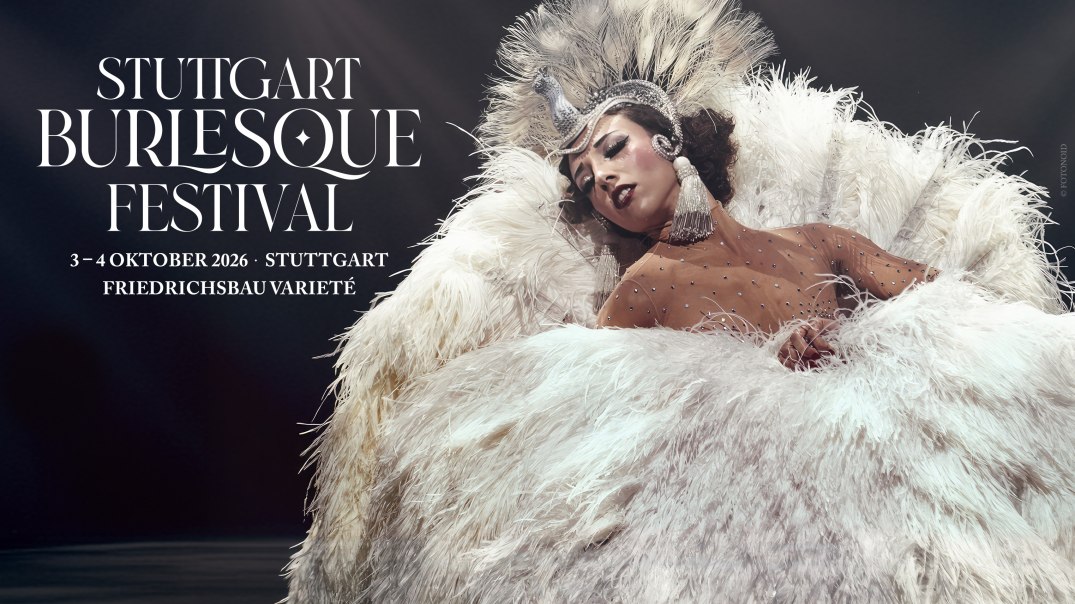 A burlesque artist in a glamorous feather costume promotes the Stuttgart Burlesque Festival 2026 at the Friedrichsbau Variet&eacute;., &copy; Friedrichsbau Variet&eacute;
