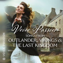 A woman in a white dress stands with her arms outstretched in front of an old stone house in a picturesque landscape., © links im Bild A woman in a white dress stands with her arms outstretched in front of an old stone house in a picturesque landscape., © links im Bild