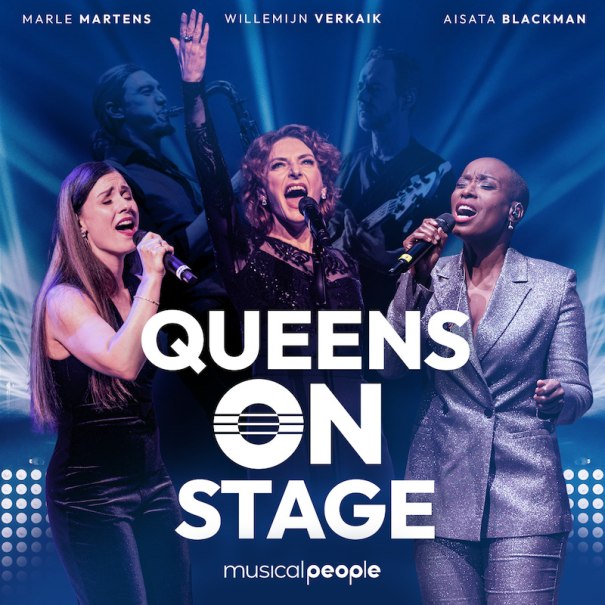 Drei Sängerinnen performen leidenschaftlich auf der Bühne, umgeben von bunten Lichtern. Der Titel 'Queens on Stage' ist prominent zu sehen., © musicalpeopleGO Schüller/Geyer GbR Drei Sängerinnen performen leidenschaftlich auf der Bühne, umgeben von bunten Lichtern. Der Titel 'Queens on Stage' ist prominent zu sehen., © musicalpeopleGO Schüller/Geyer GbR