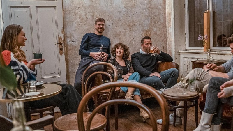 A group of six people sit in a cozy room with rustic furnishings and have a relaxed conversation., © SMG Stuttgart Marketing GmbH A group of six people sit in a cozy room with rustic furnishings and have a relaxed conversation., © SMG Stuttgart Marketing GmbH