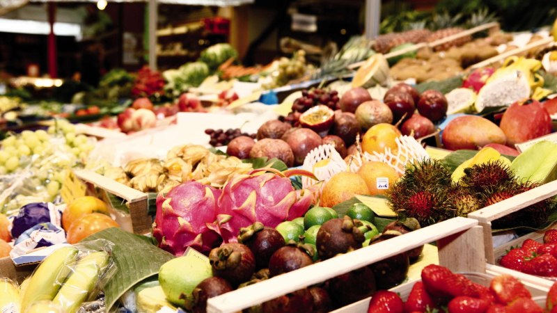 Ein Marktstand in der Stuttgarter Markthalle mit einer Vielfalt an exotischen Früchten wie Drachenfrucht, Mangostan und Rambutan., © Stuttgart-Marketing GmbH
