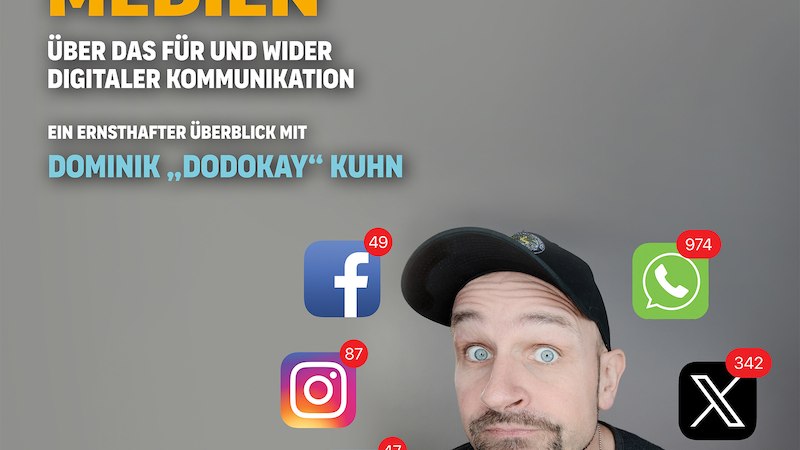 Ein Mann mit Basecap blickt in die Kamera, umgeben von Social-Media-Icons mit hohen Benachrichtigungszahlen. Text: "Vortrag Asoziale Medien"., &copy; Rosenau Kultur e.V.