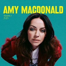 Frau in roter Jacke vor t&uuml;rkisfarbenem Hintergrund. Oben steht in gelber Schrift 'Amy Macdonald'., &copy; links im Bild