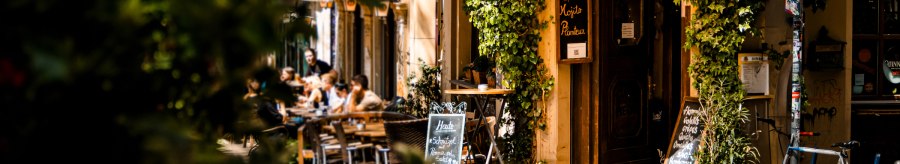 Ein gem&uuml;tliches Caf&eacute; namens Einstein mit Pflanzen und Fahrr&auml;dern. Menschen sitzen drau&szlig;en und genie&szlig;en das Wetter., &copy; SMG Stuttgart Marketing GmbH - Sarah Schmid
