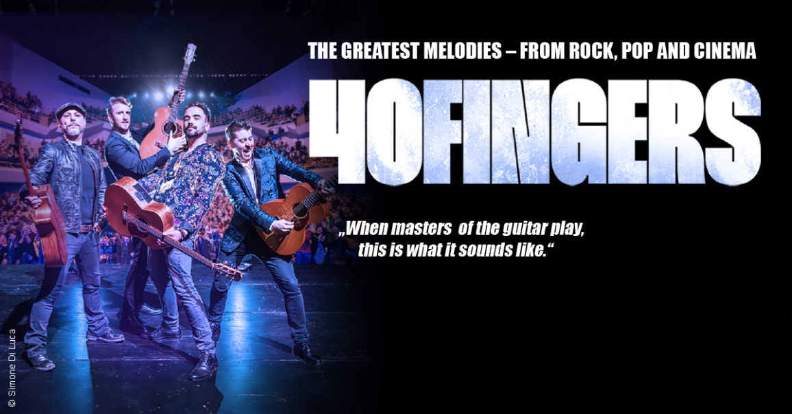Vier Gitarristen stehen auf einer B&uuml;hne vor einem gro&szlig;en Publikum. Der Schriftzug '40 Fingers' und ein Zitat sind im Bild zu sehen., &copy; links im Bild