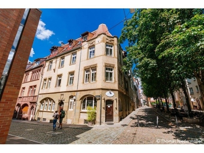 Historische Altstadt mit Kopfsteinpflaster, alten Gebäuden und Bäumen. Zwei Personen gehen die Straße entlang. Sonniger Tag mit blauem Himmel., © Stuttgart Marketing GmbH Historische Altstadt mit Kopfsteinpflaster, alten Gebäuden und Bäumen. Zwei Personen gehen die Straße entlang. Sonniger Tag mit blauem Himmel., © Stuttgart Marketing GmbH