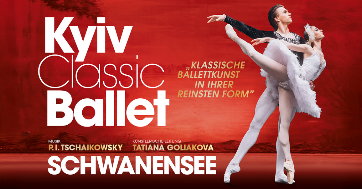 Plakat des Kyiv Classic Ballets mit T&auml;nzern in einer eleganten Pose. Der Hintergrund ist rot, mit Texten &uuml;ber Schwanensee und die k&uuml;nstlerische Leitung., &copy; links im Bild