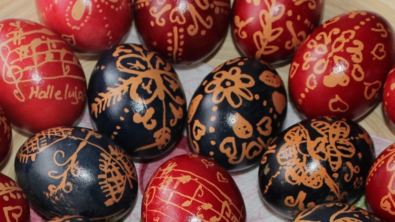 Kunstvoll verzierte Ostereier in Rot und Schwarz mit filigranen Mustern und dem Wort 'Halleluja'., © Liszt Institut Kunstvoll verzierte Ostereier in Rot und Schwarz mit filigranen Mustern und dem Wort 'Halleluja'., © Liszt Institut