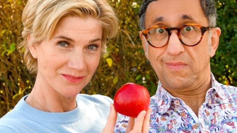 Zwei Personen im Freien, eine Frau hält einen roten Apfel. Beide schauen in die Kamera, umgeben von grüner Vegetation., © Renitenztheater Stuttgart e.V. Zwei Personen im Freien, eine Frau hält einen roten Apfel. Beide schauen in die Kamera, umgeben von grüner Vegetation., © Renitenztheater Stuttgart e.V.