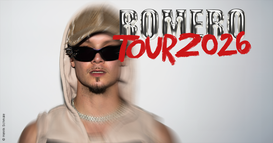 Ein Mann mit Sonnenbrille und Kapuze posiert vor einem verschwommenen Hintergrund. Der Schriftzug 'Romero Tour 2026' ist prominent zu sehen., &copy; links im Bild