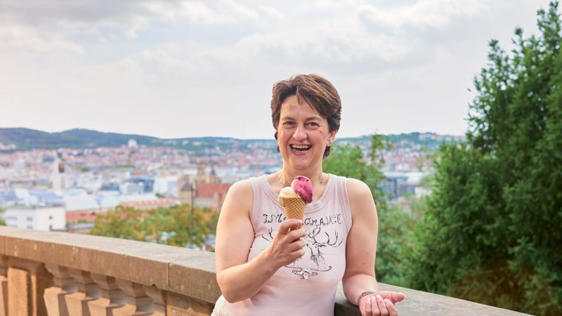 Eisdielen-Besitzerin Esther Weeber-Kirschenlohr am Eugensplatz, © Stuttgart-Marketing GmbH/Jean-Claude Winkler