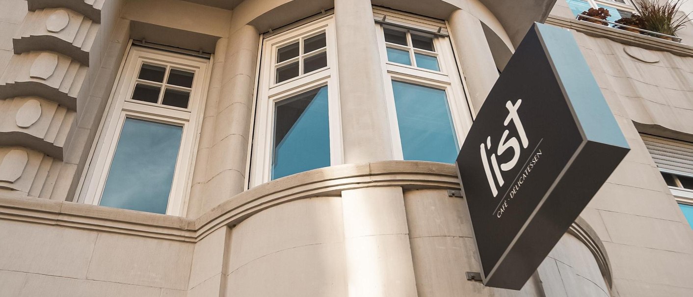Fassade eines Geb&auml;udes mit gro&szlig;en Fenstern und einem Schild mit der Aufschrift 'list Caf&eacute; Delicatessen'., &copy; Caf&eacute; LIST, Stuttgart