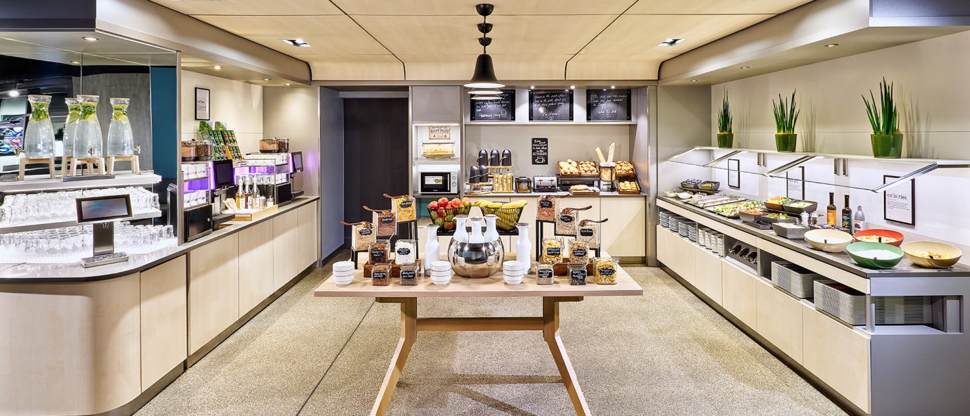 Ein modernes Fr&uuml;hst&uuml;cksbuffet mit Getr&auml;nken, Brot, Obst und M&uuml;sli in einem hellen Raum. Elegante Pr&auml;sentation und stilvolle Einrichtung., &copy; Aloft Stuttgart