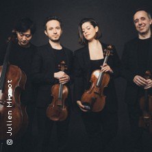 Vier Musiker des Quatuor Ébène posieren mit Streichinstrumenten vor einem dunklen Hintergrund., © links im Bild Vier Musiker des Quatuor Ébène posieren mit Streichinstrumenten vor einem dunklen Hintergrund., © links im Bild