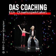 Zwei Clowns auf einer Bühne, umgeben von Konfetti. Der Titel "Das Coaching - Ein Clownsspektakel" ist oben zu sehen., © links im Bild