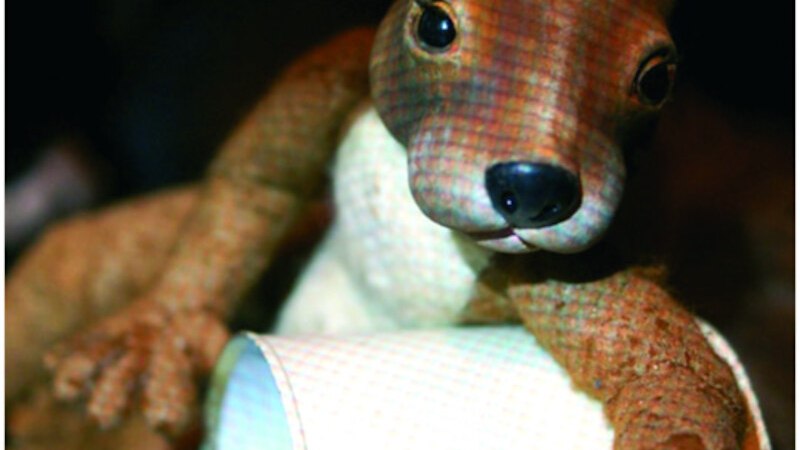 A stuffed squirrel is leaning casually against a white can. The background is dark., © FITZ Das Theater animierter Formen A stuffed squirrel is leaning casually against a white can. The background is dark., © FITZ Das Theater animierter Formen