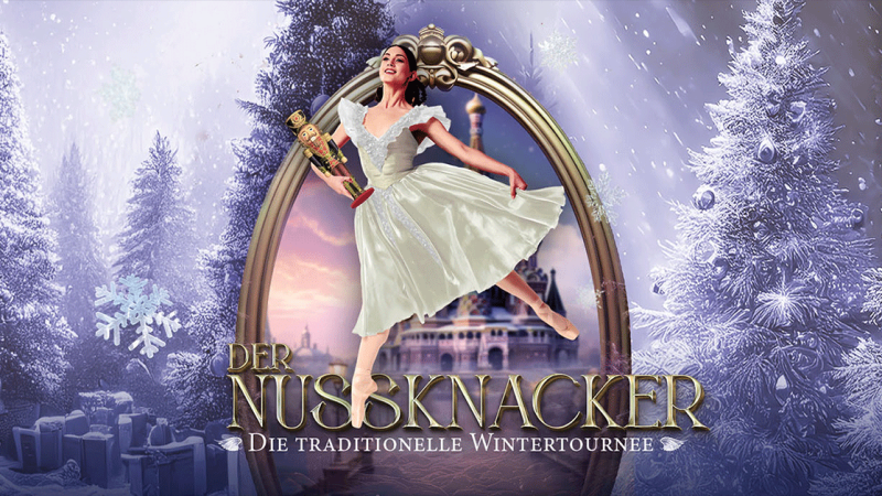 Eine Ballerina in einem wei&szlig;en Kleid h&auml;lt einen Nussknacker vor einer winterlichen Kulisse mit verschneiten B&auml;umen und einem Schloss., &copy; links im Bild