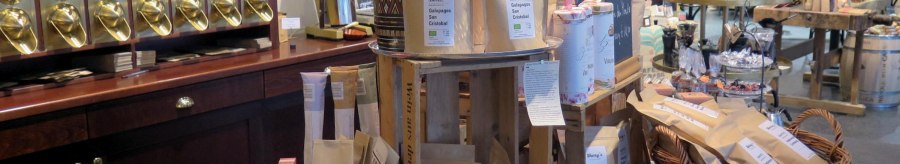 Verkaufsraum einer Kaffeer&ouml;sterei mit goldenen Kaffeespendern, Kaffeet&uuml;ten und verschiedenen Produkten auf Holztischen und Regalen., &copy; Stuttgart-Marketing GmbH, Lara Seeger