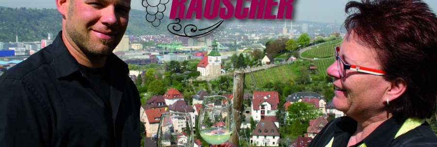Zwei Personen stoßen mit Weingläsern an, im Hintergrund eine Stadtansicht mit Weinbergen. Schriftzug "Besenwirtschaft Rauscher" und Weintrauben-Logo., © Besenwirtschaft Rauscher