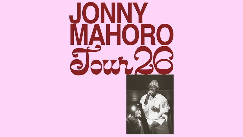 Poster f&uuml;r die Jonny Mahoro Tour 2026 mit einem S&auml;nger, der leidenschaftlich in ein Mikrofon singt. Der Hintergrund ist rosa mit rotem Text., &copy; links im Bild