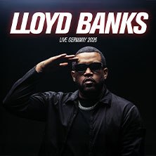 Ein Mann in dunkler Kleidung und Sonnenbrille salutiert vor einem dunklen Hintergrund. Der Text 'Lloyd Banks - Live Germany 2026' ist oben zu sehen., &copy; links im Bild