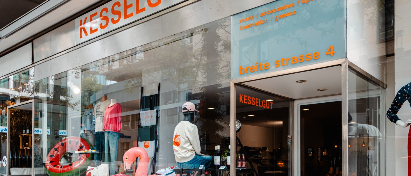 Schaufenster des Ladens Kesselgut in der Breite Straße 4 mit Kleidung, Accessoires und Dekorationen. Der Laden bietet Mode, Upcycling und Genussartikel an., © SMG_Sarah Schmid