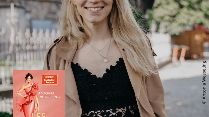 Eine Frau lächelt in die Kamera, neben ihr das Buchcover von 'Les Bouttiers' von Antonia Wesseling. Im Hintergrund ist eine Stadtlandschaft erkennbar., © Thalia Deutschland GmbH & Co. KG Eine Frau lächelt in die Kamera, neben ihr das Buchcover von 'Les Bouttiers' von Antonia Wesseling. Im Hintergrund ist eine Stadtlandschaft erkennbar., © Thalia Deutschland GmbH & Co. KG