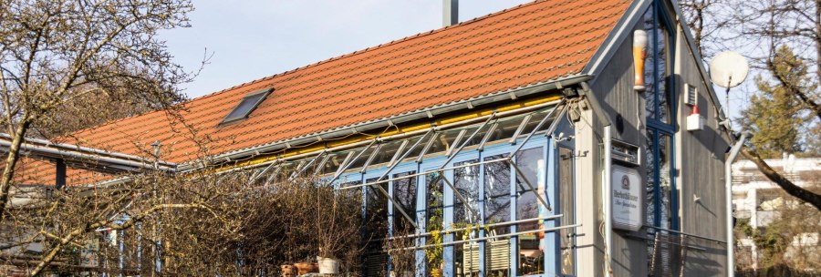 Modern house with a red tiled roof and large glass windows, surrounded by bare trees and a garden., &copy; Stuttgart-Marketing GmbH, Sarah Schmid
