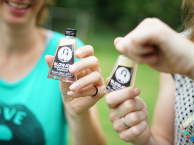 Zwei Personen halten kleine Flaschen mit der Aufschrift 'Blowjob' in der Hand. Sie stehen im Freien, m&ouml;glicherweise bei einer Veranstaltung., &copy; Cool-Tours StattReisen