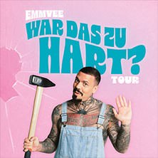 Mann in Latzhose mit Hammer vor rosa Hintergrund, Text: 'EMMVEE - War das zu hart? Tour'., © links im Bild Mann in Latzhose mit Hammer vor rosa Hintergrund, Text: 'EMMVEE - War das zu hart? Tour'., © links im Bild
