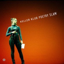Eine Person steht auf einer B&uuml;hne vor einem roten Hintergrund mit der Aufschrift 'Keller Klub Poetry Slam'., &copy; links im Bild